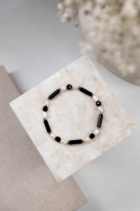Armband Emily aus natürlichen Perlen und Onyx auf Gummiband