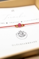 Glücksarmband mit ROSA TURMALIN auf rotem Band – Oktober