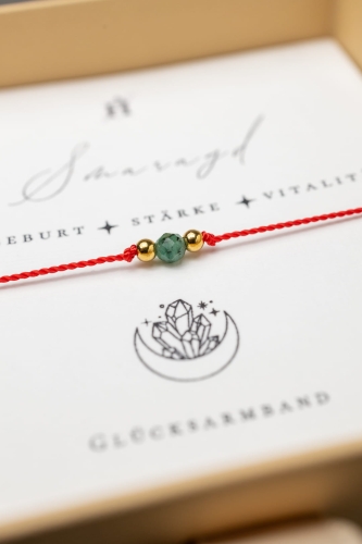 Smaragd – Glücksarmband auf rotem Band für Mai