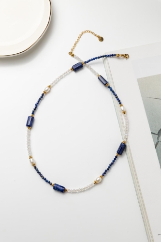 Unikat 45 – Halskette „Weisheit des Lichts“ – Lapislazuli, Naturperle, Bergkristall