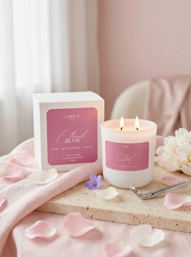 Eternal Rose – Sojakerze Luméa Candle mit dem Duft von Rose, weißem Moschus und Veilchen