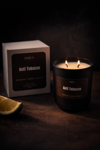 Anti Tobacco - Sojakerze Luméa Candle mit dem Duft von Bergamotte, holzigen Noten und Vanille 