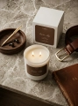 Warm Hug – luxuriöse Sojakerze von Luméa Candle mit dem Duft von Kaminholz und Vanille